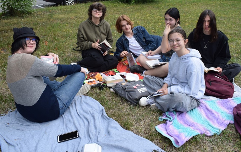 Malbork. Czytanie na trawie – piknik czytelniczy uczniów Technikum nr 3.