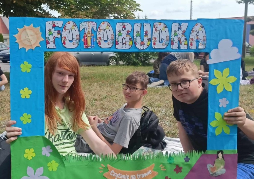 Malbork. Czytanie na trawie – piknik czytelniczy uczniów Technikum nr 3.