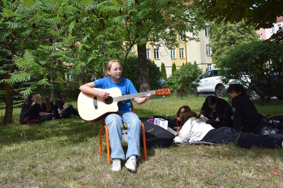 Malbork. Czytanie na trawie – piknik czytelniczy uczniów Technikum nr 3.