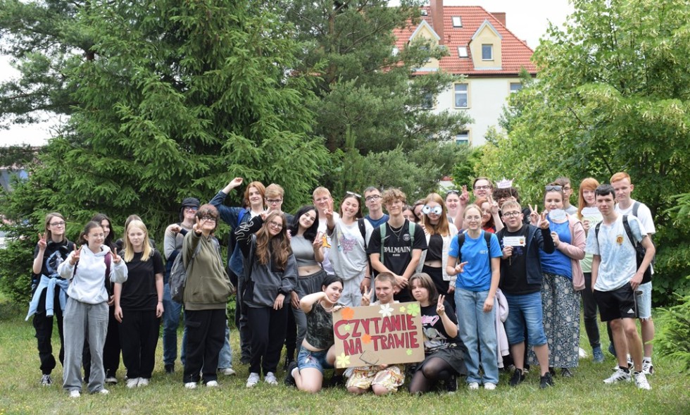 Malbork. Czytanie na trawie – piknik czytelniczy uczniów Technikum nr 3.