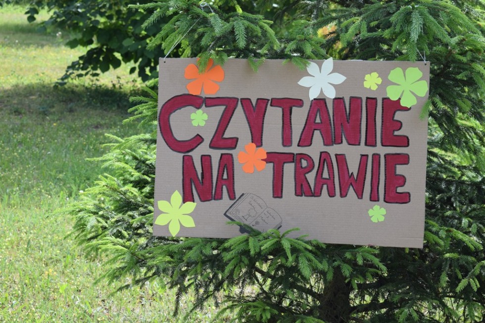 Malbork. Czytanie na trawie – piknik czytelniczy uczniów Technikum nr 3.