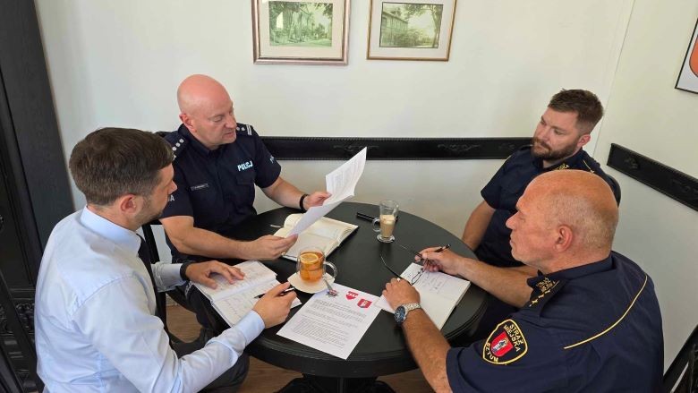 Sztum. Wspólne patrole policjantów i strażników miejskich w okresie wakacyjnym.