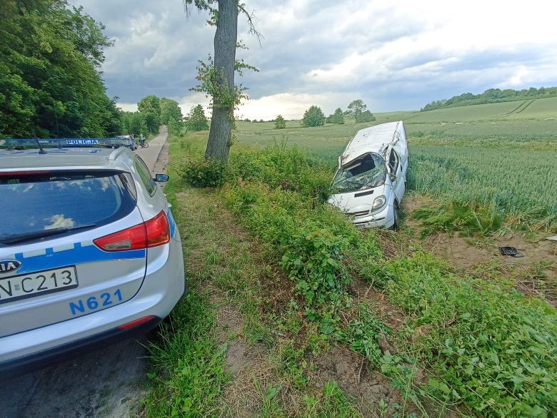 Powiat sztumski. Kierowca w szpitalu po uderzeniu busa w drzewo.
