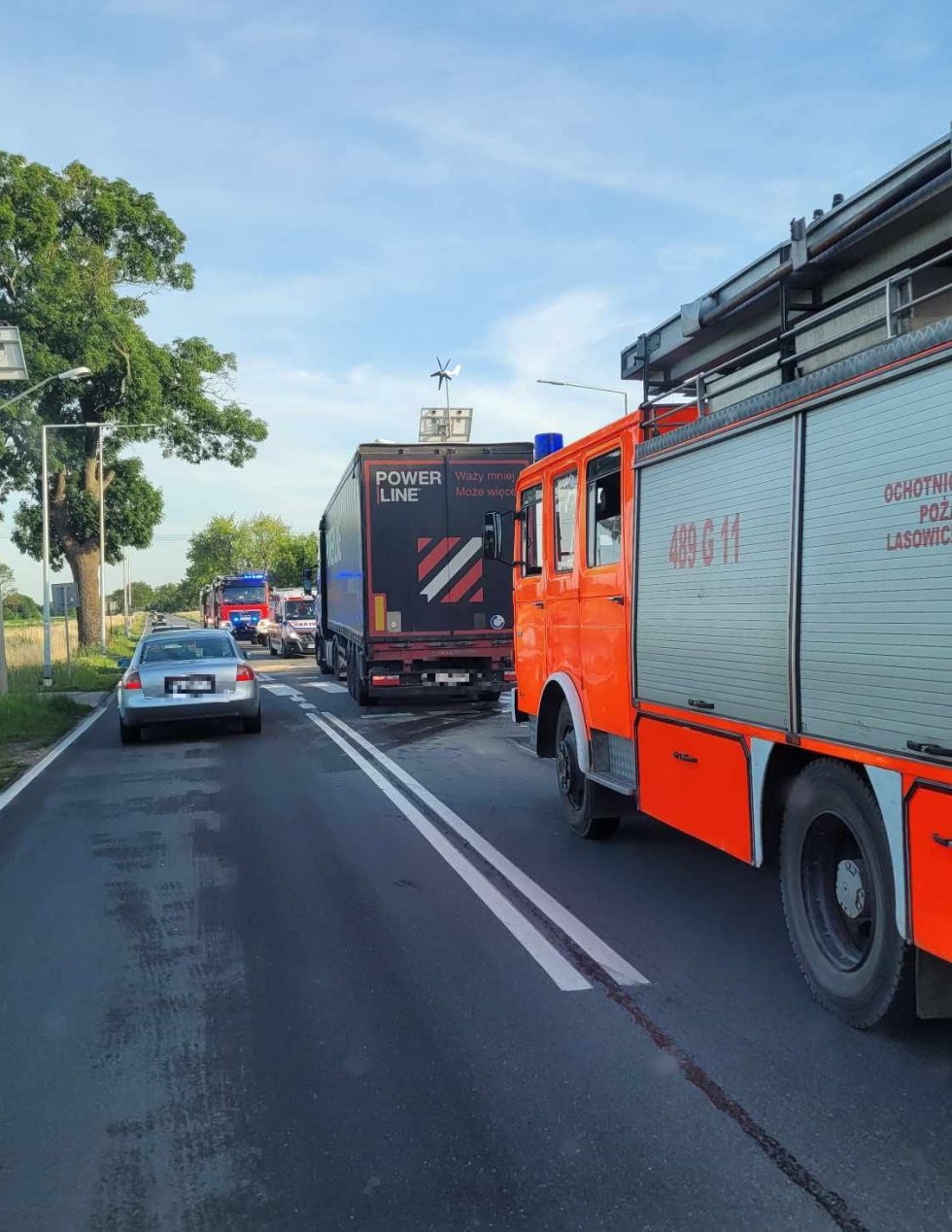 DK55. W Tragaminie ciężarówka uderzyła w samochód, a ten w kolejny – jedna osoba w szpitalu.