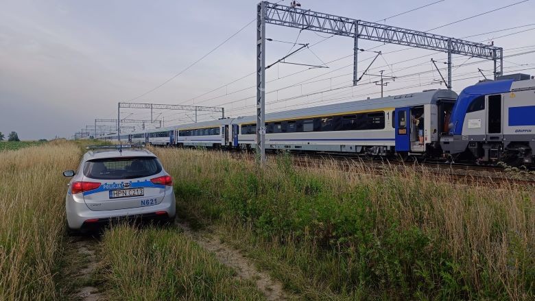 Powiat sztumski. Policjanci pomogli pasażerom pociągu, który utknął w szczerym polu.