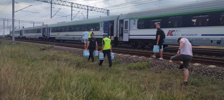 Powiat sztumski. Policjanci pomogli pasażerom pociągu, który utknął w szczerym polu.