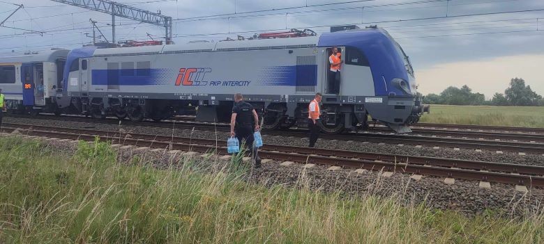 Powiat sztumski. Policjanci pomogli pasażerom pociągu, który utknął w szczerym polu.