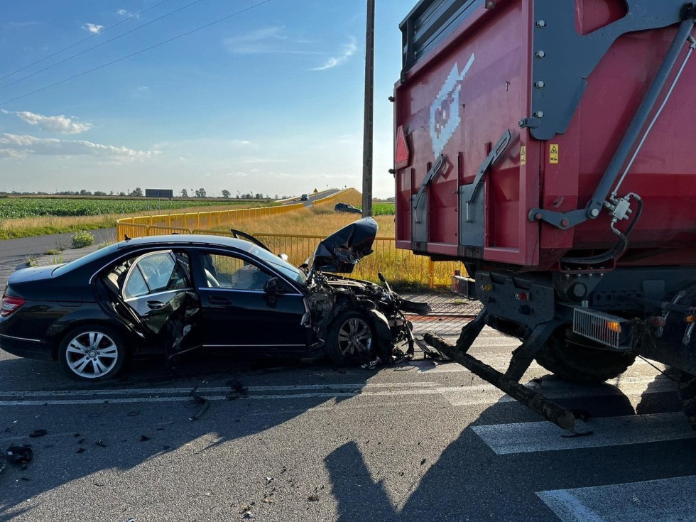 Rakowe Pole. Jedna osoba w szpitalu po zderzeniu osobówki z ciągnikiem rolniczym.