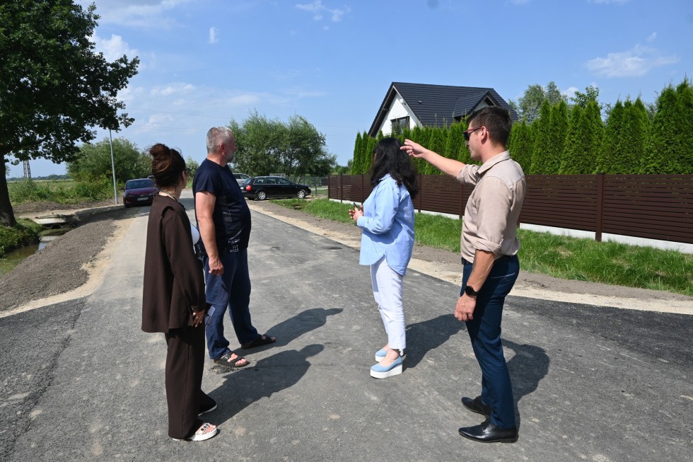 Powiat nowodworski. Wyremontowana droga w Kępkach po końcowym odbiorze.