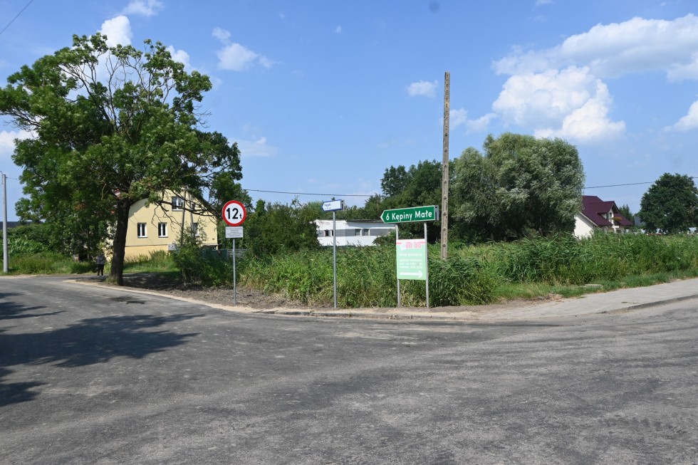 Powiat nowodworski. Wyremontowana droga w Kępkach po końcowym odbiorze.