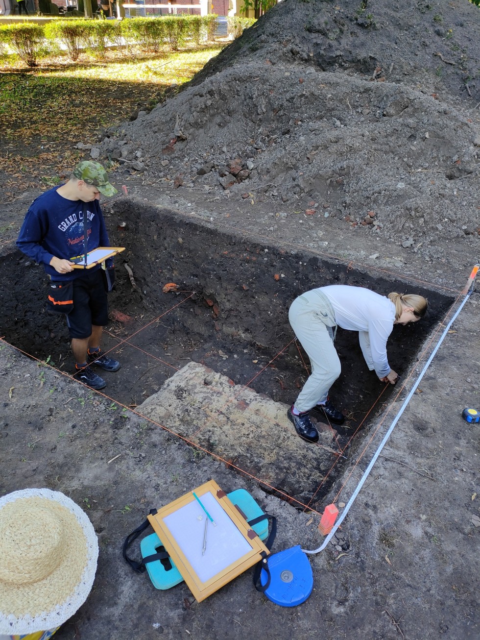 Malbork. Pod zamkiem prowadzone są prace archeologiczne – to kontynuacja zeszłorocznych badań.