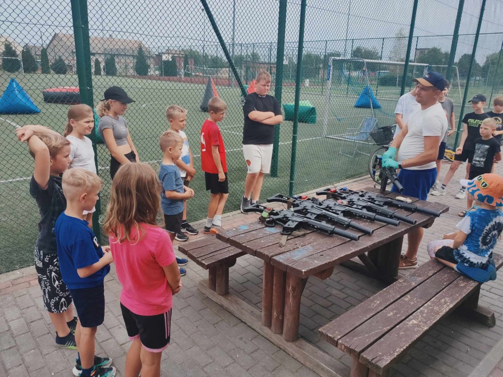 Gmina Miłoradz. Wakacje pełne atrakcji – za nami pikniki z kreatywną edukacją i zabawy sportowe.