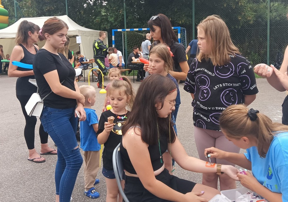 Gmina Miłoradz. Wakacje pełne atrakcji – za nami pikniki z kreatywną edukacją i zabawy sportowe.