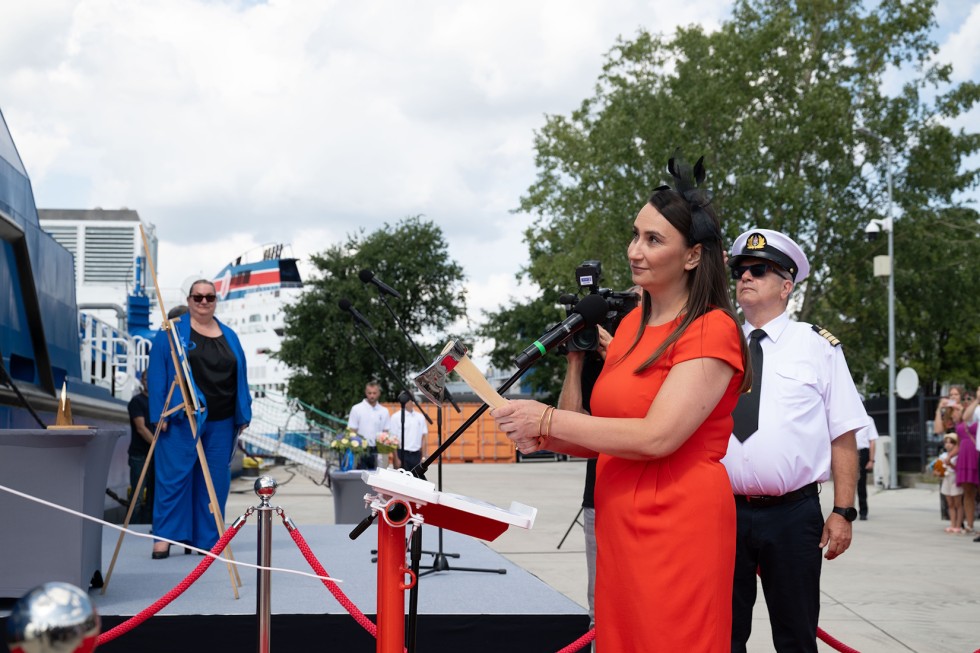 Ceremonia chrztu i podniesienia bandery na specjalistycznym statku pogłębiarce URSA - zobacz wideo
