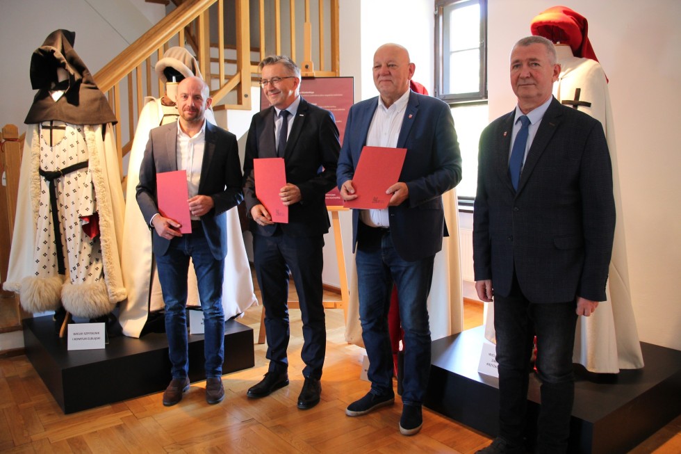 Powiat sztumski. Zamek za 1 zł dla uczniów szkół ponadpodstawowych – podpisano stosowną umowę.