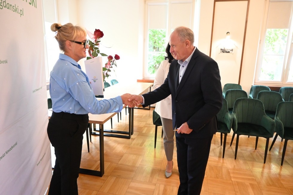 Nowy Dwór Gdański. Wręczono akty nadania stopnia awansu zawodowego dla nauczycieli.