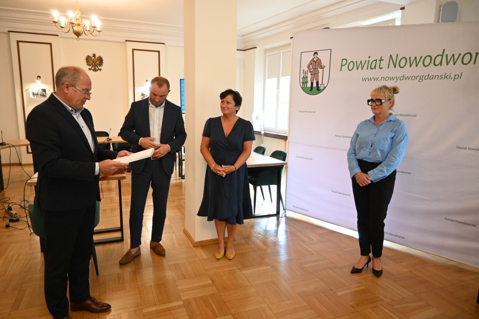 Nowy Dwór Gdański. Wręczono akty nadania stopnia awansu zawodowego dla nauczycieli.