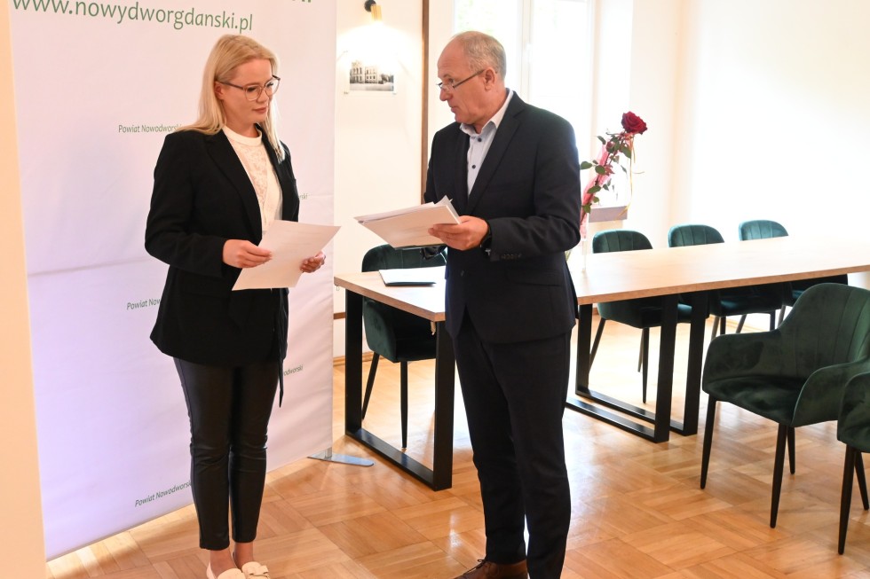 Nowy Dwór Gdański. Wręczono akty nadania stopnia awansu zawodowego dla nauczycieli.