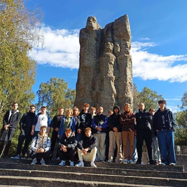 Malbork. Uczniowie Technikum nr 3 z wizytą w Miejscu Pamięci.