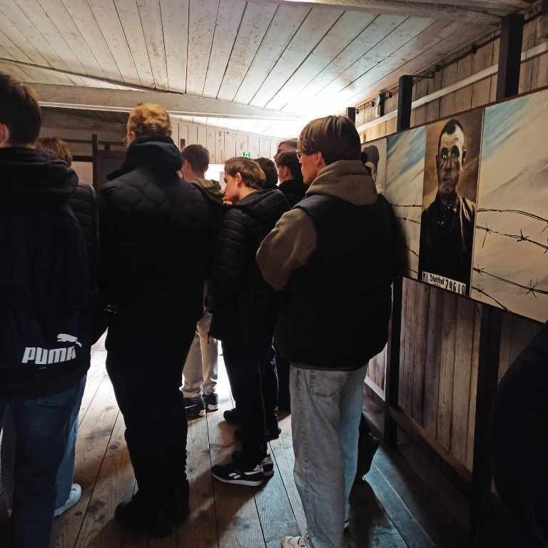 Malbork. Uczniowie Technikum nr 3 z wizytą w Miejscu Pamięci.