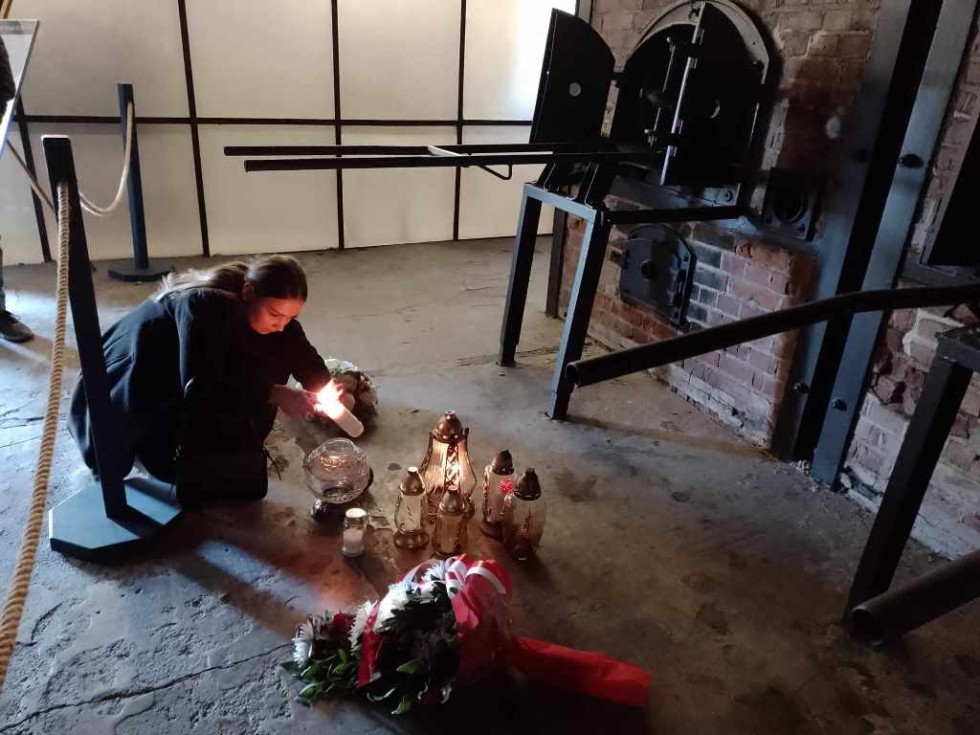 Malbork. Uczniowie Technikum nr 3 z wizytą w Miejscu Pamięci.