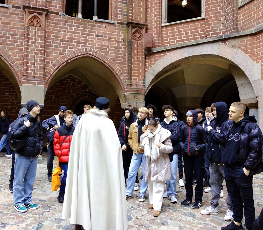 Malbork. Uczniowie Technikum nr 3 na lekcji historii w Muzeum Zamkowym.