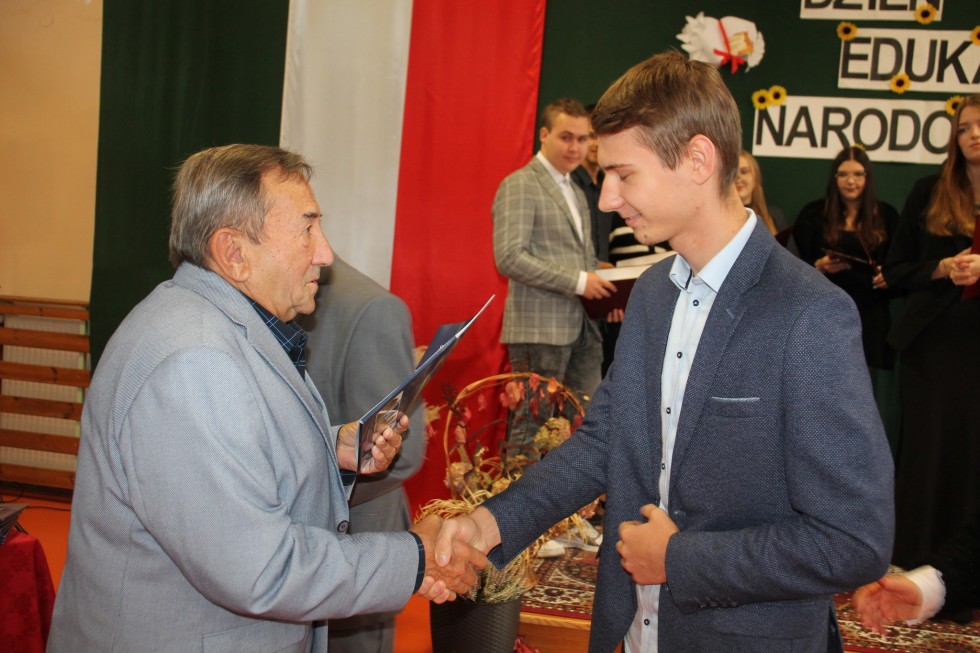 Powiat sztumski. Dzień Edukacji Narodowej i stypendia starosty.