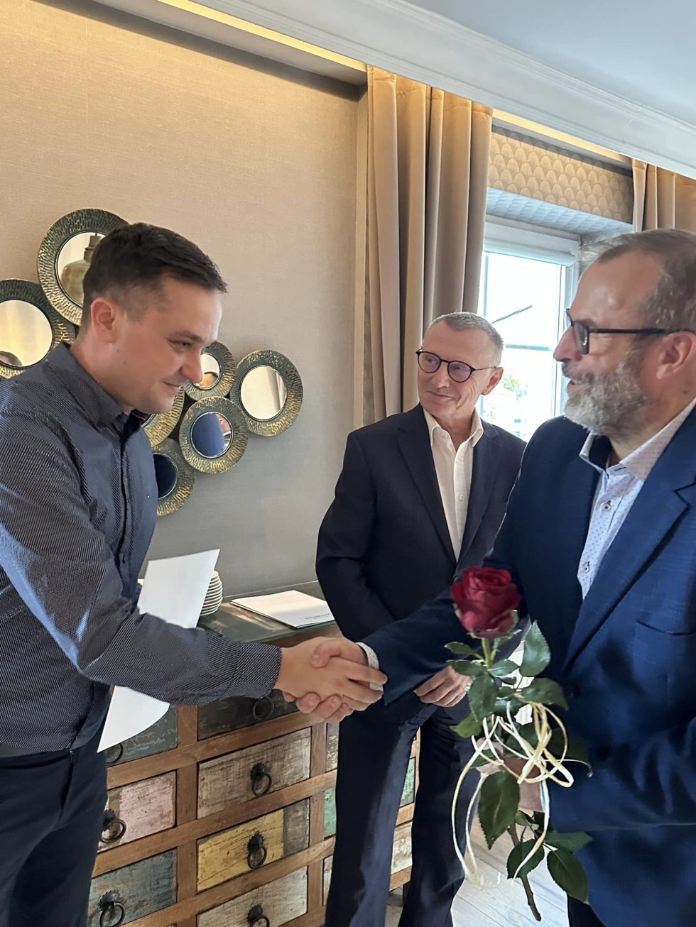 Nowy Dwór Gdański. Listy gratulacyjne i nagrody dla nauczycieli z okazji Dnia Edukacji Narodowej.