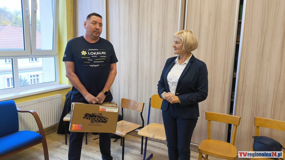Fundacja Lokalni przekazała dwa laptopy wychowankom Specjalnego Ośrodka Rewalidacyjno-Wychowawczego dla Dzieci i Młodzieży z Autyzmem w Malborku
