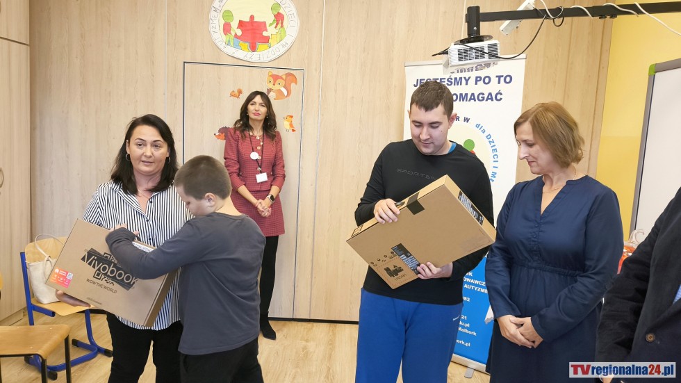 Fundacja Lokalni przekazała dwa laptopy wychowankom Specjalnego Ośrodka Rewalidacyjno-Wychowawczego dla Dzieci i Młodzieży z Autyzmem w Malborku