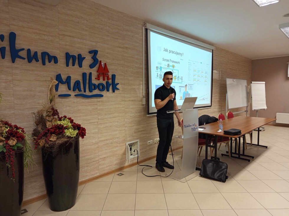 Malbork. Praca w branży IT – spotkanie uczniów Technikum nr 3 z programistą.