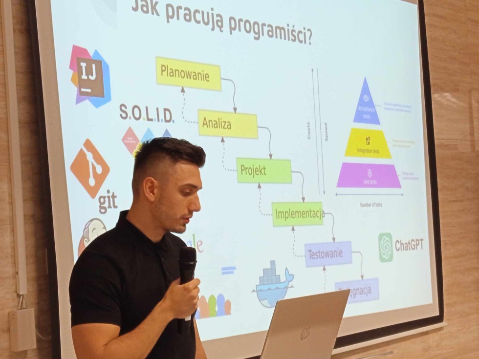 Malbork. Praca w branży IT – spotkanie uczniów Technikum nr 3 z programistą.