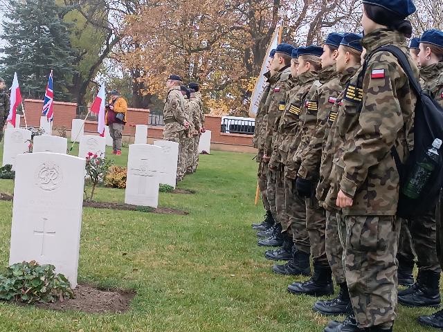 Malbork. Uczniowie ZST uczcili pamięć poległych żołnierzy Wspólnoty Brytyjskiej.