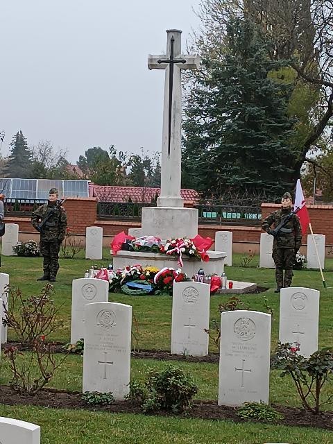 Malbork. Uczniowie ZST uczcili pamięć poległych żołnierzy Wspólnoty Brytyjskiej.
