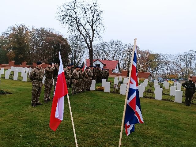 Malbork. Uczniowie ZST uczcili pamięć poległych żołnierzy Wspólnoty Brytyjskiej.