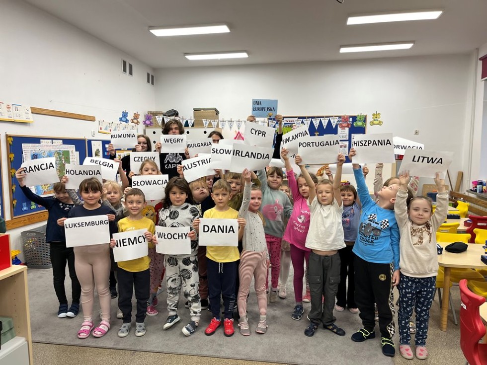 Malbork. Spotkania Młodszych Ambasadorów z Technikum nr 3 z przedszkolakami.