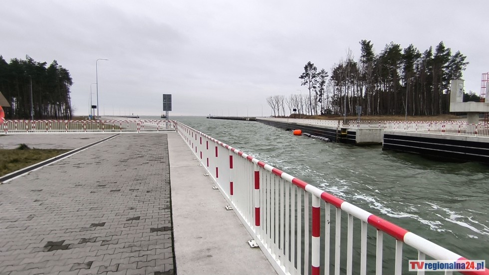 Statek utknął na Przekopie Mierzei Wiślanej. Śluza nie działa, bo w sztormową pogodę w niedzielę woda wlała się do maszynowni.
