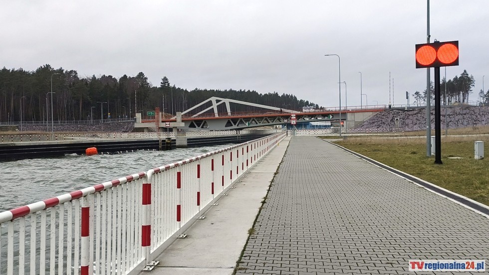 Statek utknął na Przekopie Mierzei Wiślanej. Śluza nie działa, bo w sztormową pogodę w niedzielę woda wlała się do maszynowni.