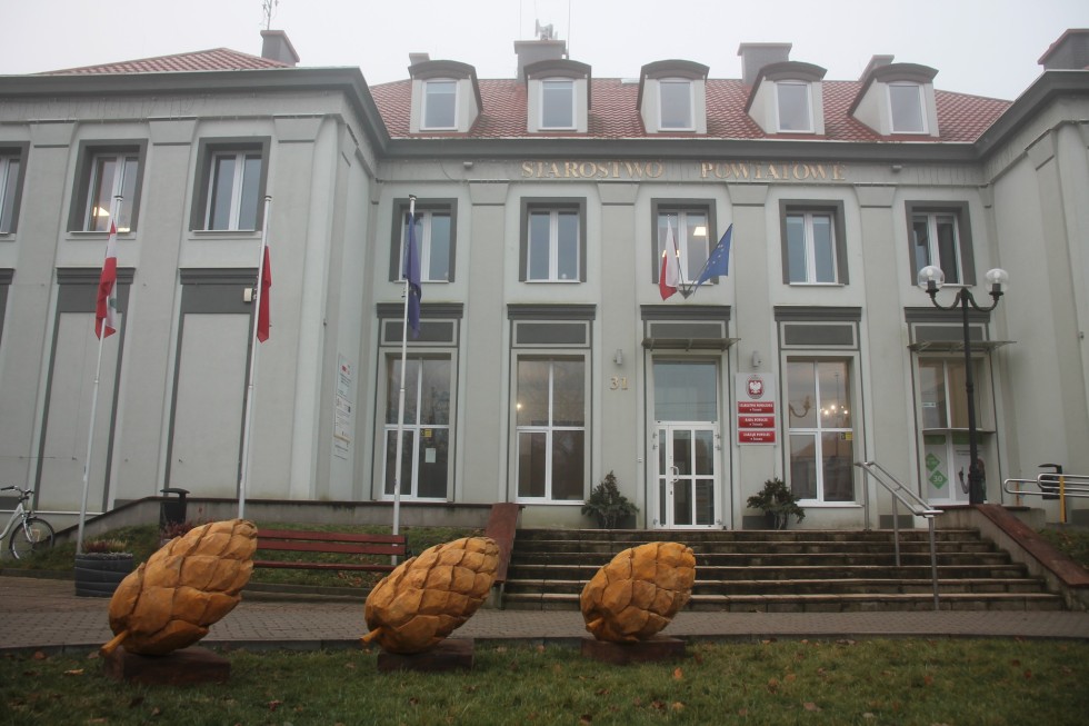 Trzy szyszki – nowa rzeźba przed budynkiem Starostwa Powiatowego w Sztumie.