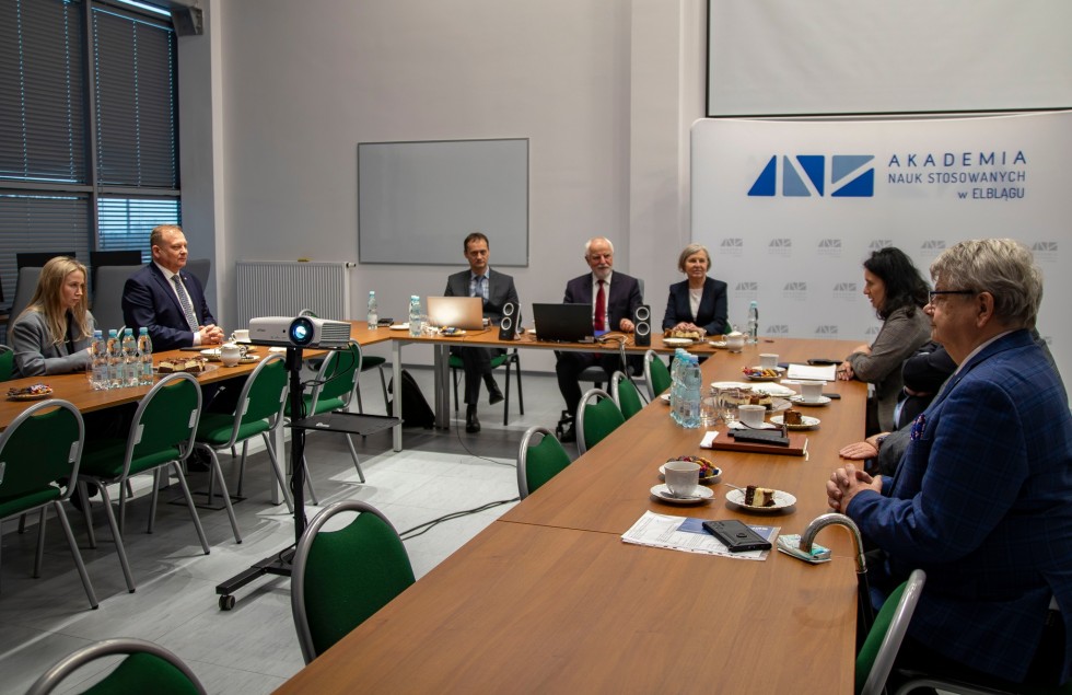 Forum Konsultacyjne Akademii Nauk Stosowanych z udziałem starostów Barbary Ogrodowskiej i Piotra Szwedowskiego.