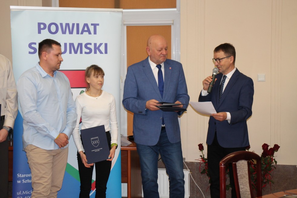 Wręczono stypendia i wyróżnienia dla najlepszych sportowców powiatu sztumskiego.