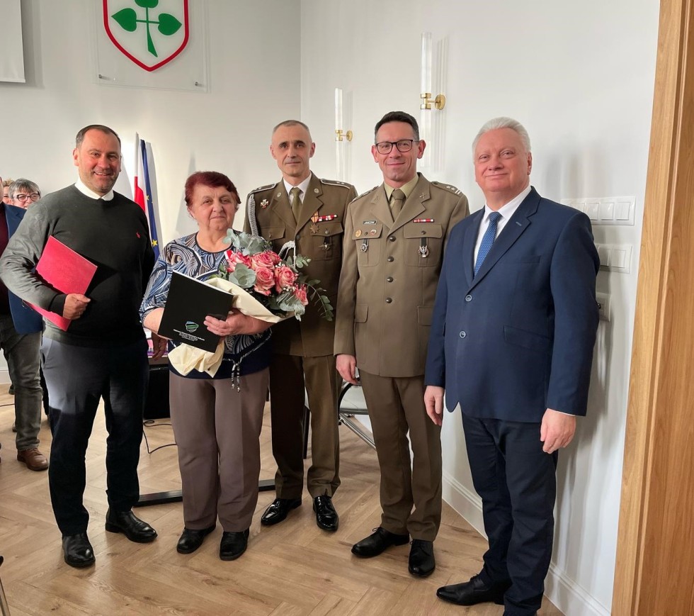 Nowy Staw. Halina Teresa Błaszczyk z odznaczeniem Ministra Obrony Narodowej.