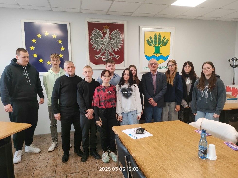 Lekcja wiedzy o społeczeństwie w praktyce – uczniowie odwiedzili Urząd Gminy Malbork.