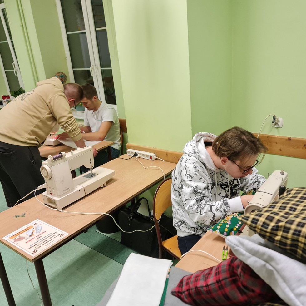 Uczniowie Technikum nr 3 wspomogli malborskiego REKSa – uszyli legowiska dla kotów.