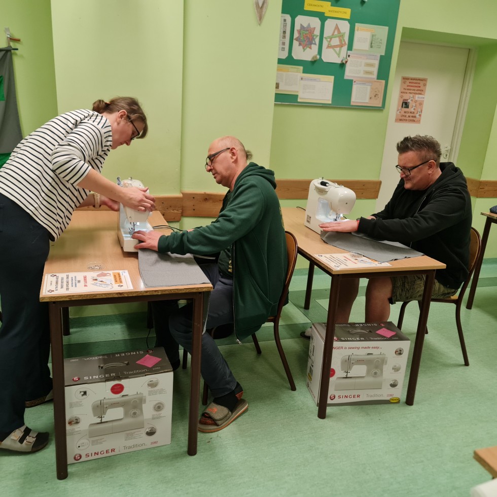Uczniowie Technikum nr 3 wspomogli malborskiego REKSa – uszyli legowiska dla kotów.