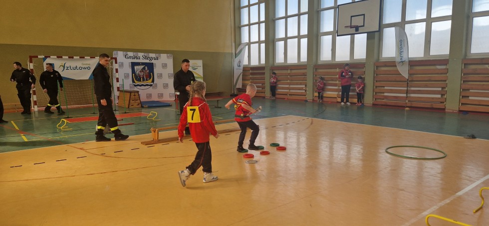 Halowe Dziecięce Zawody Sportowo-Pożarnicze w Sztutowie.