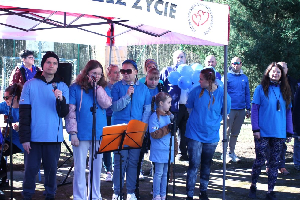 Wspólne bieganie i solidarność na 4. Pikniku Biegowym Razem dla Autyzmu w Uśnicach.