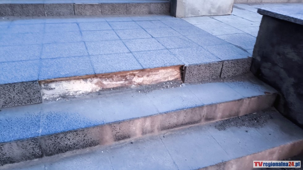 Po ponad dwóch latach ustawiono betonowe kule przy Szkole Łacińskiej w Malborku. Zobacz zdjęcia.