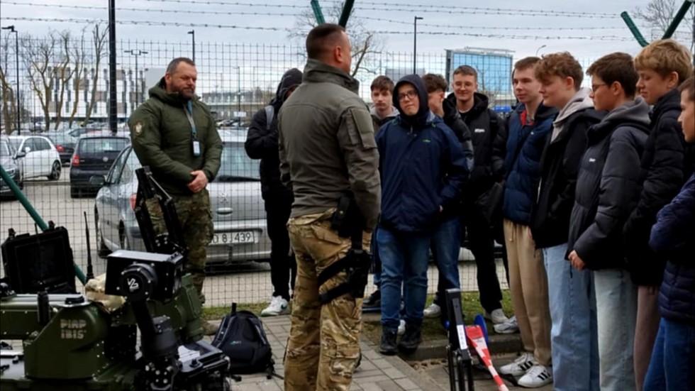 Bezpieczeństwo, technologia i zawody przyszłości – uczniowie Technikum nr 3 z wizytą na lotnisku w Gdańsku.