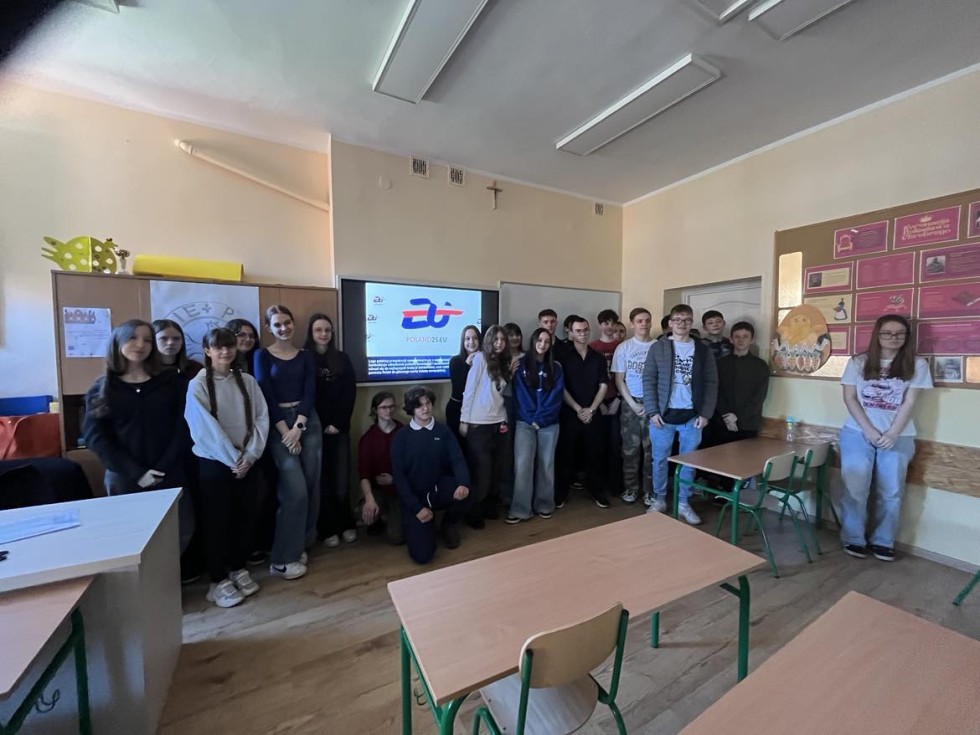 Lekcje od starszych kolegów - uczniowie Technikum nr 3 uczą o Unii Europejskiej.